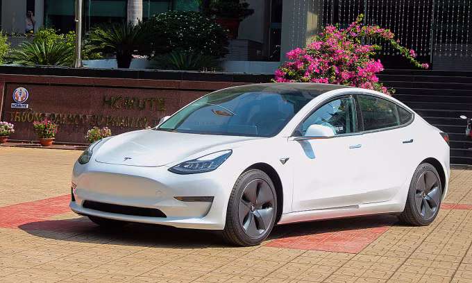 Mẫu Tesla Model 3 tại khuôn viên trường đại học SPKT TPHCM. Ảnh: Thành Nhạn