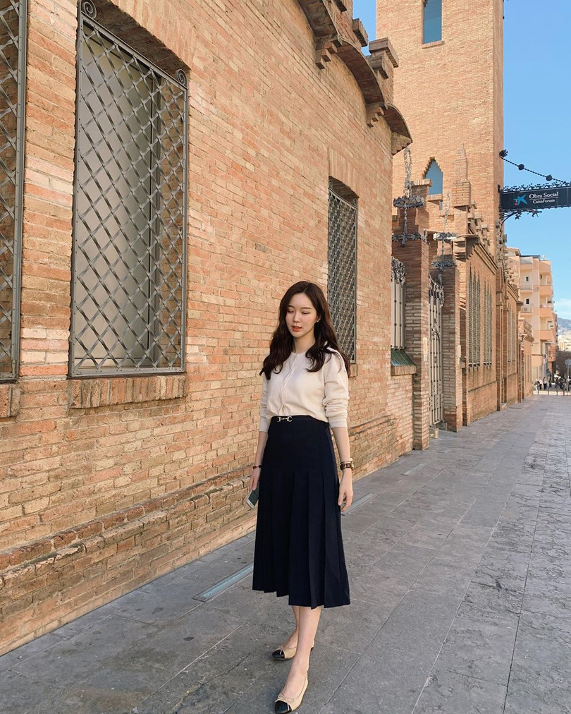 Diện chân váy đã xinh nhưng nếu mix với 4 kiểu giày sau, vẻ ngoài của bạn sẽ sành điệu và cuốn hút hơn cả mong đợi - 13