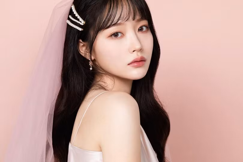 Chẳng cần nhuộm tóc màu mè, chị em vẫn trẻ trung hết nấc khi để tóc tối màu nhờ 4 tip sau - 5