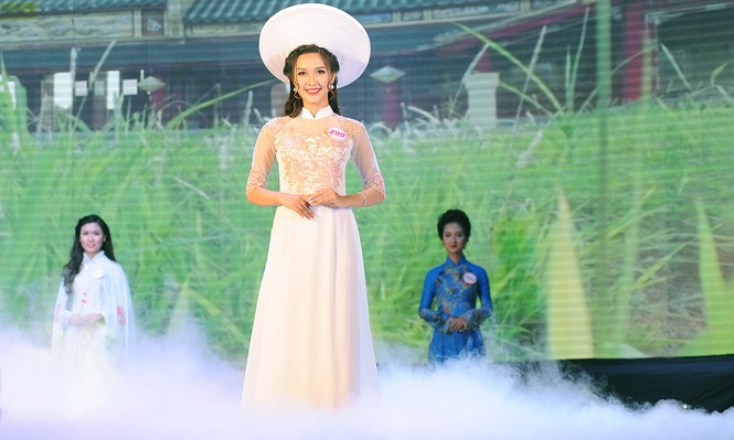 nu sinh ha tinh toa sang tro thanh hoa khoi imiss thang long 2017