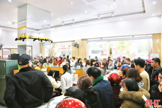 Giá vàng sát 18 triệu đồng/chỉ, người dân xếp hàng từ sáng trước cửa hàng ở Hà Tĩnh