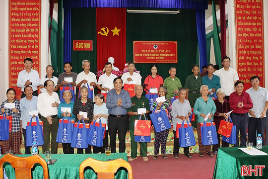 Chủ tịch Hội Người cao tuổi Việt Nam tặng quà tri ân tại Hà Tĩnh