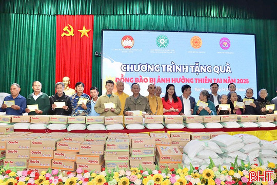 Trao 1.000 suất quà hỗ trợ các gia đình bị ảnh hưởng bởi thiên tai