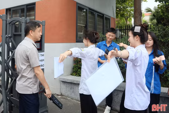 Cận cảnh quy trình rà quét thiết bị điện tử, bảo đảm kỳ thi công bằng, nghiêm túc