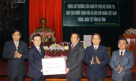 Chủ tịch nước Trương Tấn Sang thăm và chúc Tết Đảng bộ, chính quyền và nhân dân Hà Tĩnh. ảnh 1