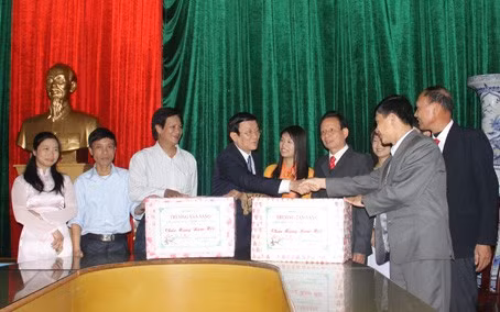 Chủ tịch nước Trương Tấn Sang dâng hoa, thắp hương tại Khu mộ Cố Tổng Bí thư Trần Phú. và dâng hoa, thắp hương tại Khu mộ Cố Tổng Bí thư Hà Huy Tập Chúc tết, tặng quà cán bộ, chiến sỹ LLVT Chúc tết, tặng quà cán bộ nhân viên BQL Khu di tích Trần Phú, Hà Huy Tập, xã Tùng Ảnh, xã Đức Hoà, huyện Đức Thọ