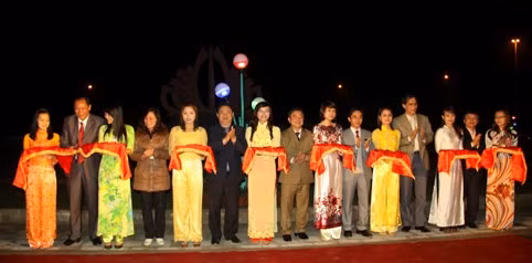 Lãnh đạo tỉnh, thành phố Hà Tĩnh và các đơn vị liên quan cắt băng khánh thành công trình