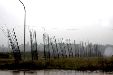 Phần lớn các hạng mục xây dựng trong cụm công nghệ chính đang còn dang dở. Lượng máy móc thiết bị đã được nhập khẩu đưa về nhà máy nhưng đến nay công tác lắp đặt thiết bị giai đoạn 1 chỉ mới đạt hơn 30%