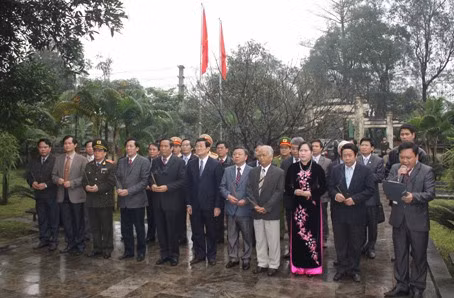 Chủ tịch nước Trương Tấn Sang dâng hoa, thắp hương tại Khu mộ Cố Tổng Bí thư Trần Phú. và dâng hoa, thắp hương tại Khu mộ Cố Tổng Bí thư Hà Huy Tập Chúc tết, tặng quà cán bộ, chiến sỹ LLVT Chúc tết, tặng quà cán bộ nhân viên BQL Khu di tích Trần Phú, Hà Huy Tập, xã Tùng Ảnh, xã Đức Hoà, huyện Đức Thọ