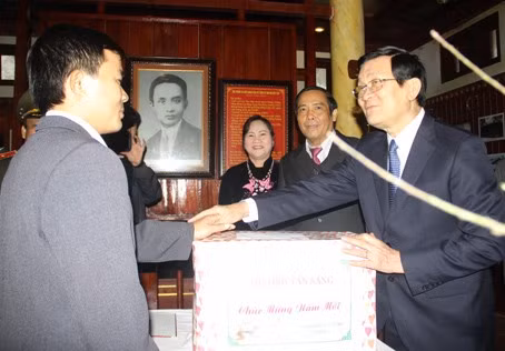 Chủ tịch nước Trương Tấn Sang dâng hoa, thắp hương tại Khu mộ Cố Tổng Bí thư Trần Phú. và dâng hoa, thắp hương tại Khu mộ Cố Tổng Bí thư Hà Huy Tập Chúc tết, tặng quà cán bộ, chiến sỹ LLVT Chúc tết, tặng quà cán bộ nhân viên BQL Khu di tích Trần Phú, Hà Huy Tập, xã Tùng Ảnh, xã Đức Hoà, huyện Đức Thọ