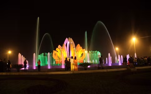 Đông đảo nhân dân đến chiêm ngưỡng vẻ đẹp của công trình