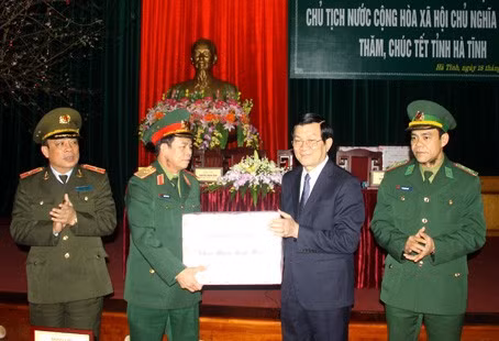 Chủ tịch nước Trương Tấn Sang dâng hoa, thắp hương tại Khu mộ Cố Tổng Bí thư Trần Phú. và dâng hoa, thắp hương tại Khu mộ Cố Tổng Bí thư Hà Huy Tập Chúc tết, tặng quà cán bộ, chiến sỹ LLVT Chúc tết, tặng quà cán bộ nhân viên BQL Khu di tích Trần Phú, Hà Huy Tập, xã Tùng Ảnh, xã Đức Hoà, huyện Đức Thọ