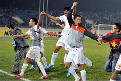 Các cầu thủ Việt Nam mừng chiến thắng quan trọng trên sân Mỹ Đình, Hà Nội. Ảnh: Hoàng Hà.