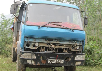 Chiếc xe tải chở quặng Mangan trái phép bị lực lượng chức năng bắt giữ...