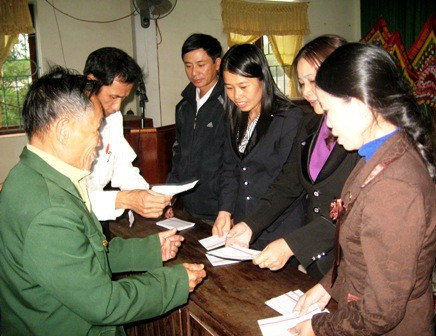 ...và trao quà tại xã Cẩm Duệ (Cẩm Xuyên)