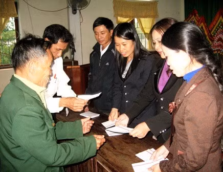 ...và trao quà tại xã Cẩm Duệ (Cẩm Xuyên)