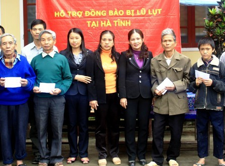 Prudential trao quà cho người dân xã Sơn Bình (Hương Sơn)...