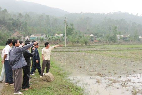 Hàng chục người dân thôn 6, xã Xuân Lĩnh bức xúc chỉ về phía ruộng 2 lúa đang có nguy cơ bị lấy làm đường