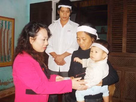 Thứ Trưởng Bộ Y tế Nguyễn Thị Kim Tiến tặng quà cho gia đình chị Lê Thị Đường ở thôn Hương Phố, xã Đức Hương (Vũ Quang)