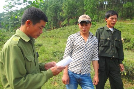 Công an xã Phú Lộc trực tiếp lấy lới khai nhân viên bảo vệ rừng thông Hồ Sĩ Hùng (người đứng giữa) Công an xã Phú Lộc trực tiếp lấy lới khai nhân viên bảo vệ rừng thông Hồ Sĩ Hùng (người đứng giữa)