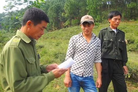 Công an xã Phú Lộc trực tiếp lấy lới khai nhân viên bảo vệ rừng thông Hồ Sĩ Hùng (người đứng giữa)