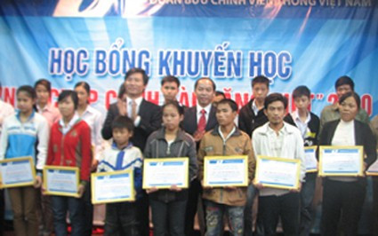 Phó chủ tịch UBND tỉnh Nguyễn Thiện và Lãnh đạo VNPT trao học bổng cho học sinh nghèo vượt khó học giỏi tỉnh Hà Tĩnh