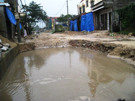 Người dân bức xúc khi phải suốt ngày qua lại trên con "sông" này