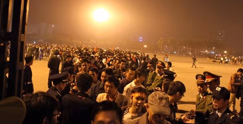Khán giả Việt Nam xếp hàng dài để vào sân xem ĐTQG thi đấu. (Ảnh: Quang Minh) Khán giả Việt Nam xếp hàng dài để vào sân xem ĐTQG thi đấu. (Ảnh: Quang Minh)