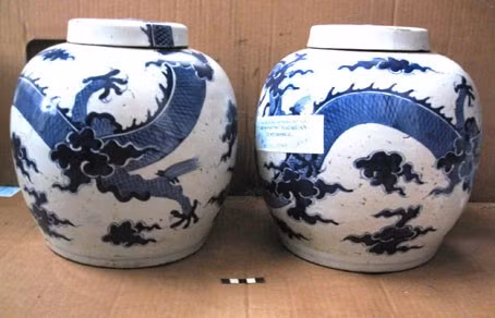 Hiện vật bằng sứ...