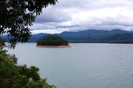 Dưới lòng hồ thơ mộng này vẫn còn đọng lại những nỗi đau thời hậu chiến