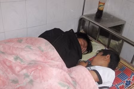 Cháu Anh và Vượng đang được điều trị tại Bệnh viện Đa khoa thị xã Hồng Lĩnh