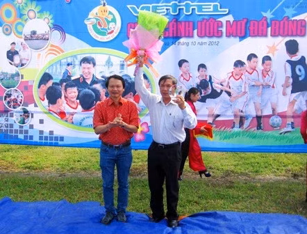 Tổng Biên tập Báo Nhi Đồng Tiến sĩ Trần Quang Đạo - Trưởng BTC trao kỷ niệm chương cho Sở VHTT&DL Hà Tĩnh