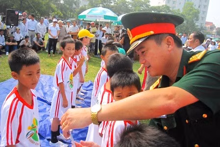 Trung tá Nguyễn Việt Phương - Giám đốc chi nhánh Viettel tại Hà Tĩnh trao quà hỗ trợ học sinh nghèo học giỏi