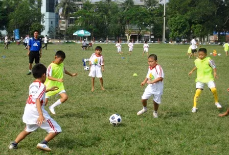 Các cầu thủ nhí sôi nổi thả sức khoe tài, trình diễn năng khiếu