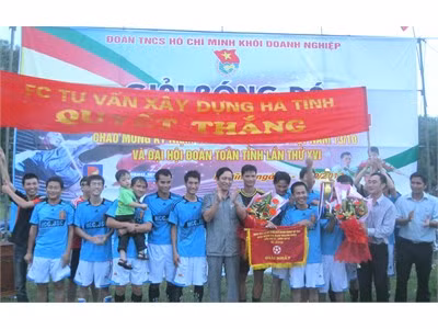 Đội bóng đá Cty CP tư vấn xây dựng Hà Tĩnh trong niềm vui chiến thắng