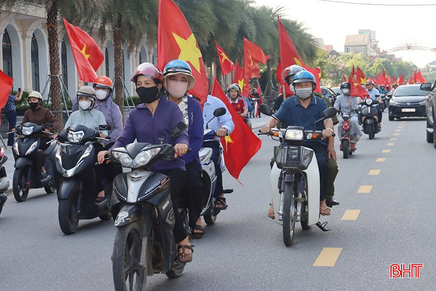 ภายหลังพิธีเปิดตัว มีการเดินขบวนโฆษณาชวนเชื่อ โดยมีแกนนำและสมาชิกจำนวนมากเข้าร่วมตามถนนสายหลักของเมืองห่าติ๋ญ เพื่อถ่ายทอดข้อความเกี่ยวกับการสร้างครอบครัวที่มีความสุขและการป้องกันความรุนแรงในครอบครัวที่ใกล้ชิดกับชุมชนมากขึ้น bqbht_br_1.jpg