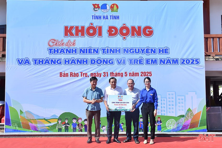 Huyện đoàn, Hội Liên hiệp thanh niên Việt Nam huyện Hương Khê kết nối trao tặng xã Hương Liên 1 cầu dân sinh trị giá 250 triệu đồng. bqbht_br_4.jpg