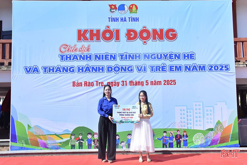 Tại chương trình, hưởng ứng Tháng Hành động vì trẻ em 2025 với chủ đề “Ưu tiên nguồn lực hoàn thành các mục tiêu vì trẻ em”, Ngân hàng BIDV Chi nhánh Hà Tĩnh tài trợ 15 công trình “bể bơi di động” phục vụ học tập, giáo dục thể chất cho các trường học trên địa bàn toàn tỉnh với tổng trị giá 1,5 tỷ đồng bqbht_br_6.jpg