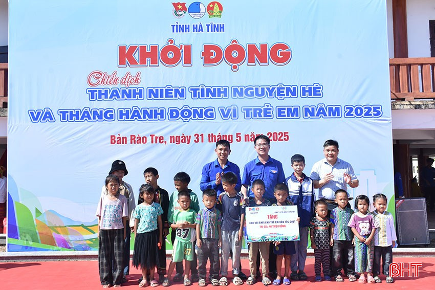 Hội đồng Đội tỉnh đã kết nối Công ty CP Thương mại Sing Việt trao tặng 1 công trình khu vui chơi cho trẻ em trị giá 40 triệu đồng. bqbht_br_3.jpg