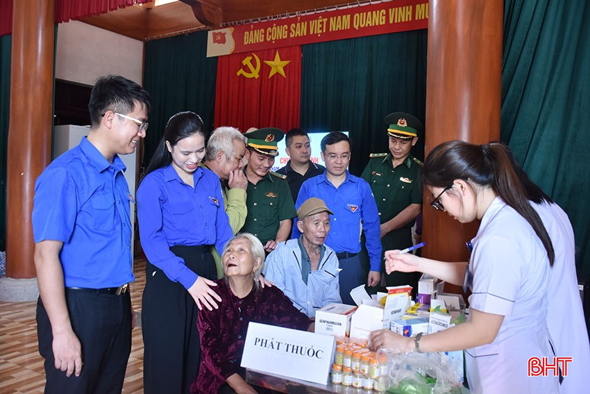 Dịp này, các đơn vị tổ chức khám chữa bệnh, tư vấn, cấp phát thuốc cho 300 người dân xã Hương Liên... bqbht_br_10.jpg