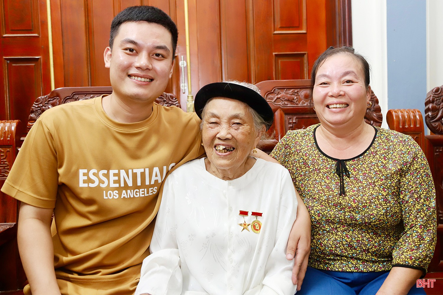 Mẹ Việt Nam Anh hùng Trần Thị Huyến hạnh phúc bên con cháu. Mẹ Việt Nam Anh hùng Trần Thị Huyến hạnh phúc bên con cháu.