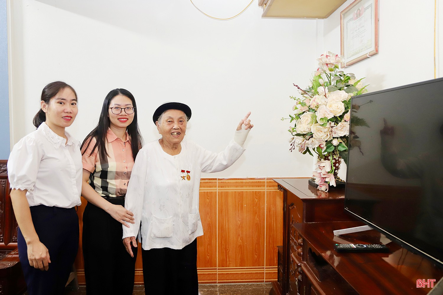 Mẹ Huyến đang sống cùng vợ chồng con trai út, thờ cha và 2 con trai là liệt sĩ. bqbht_br_img-3577-copy.jpg