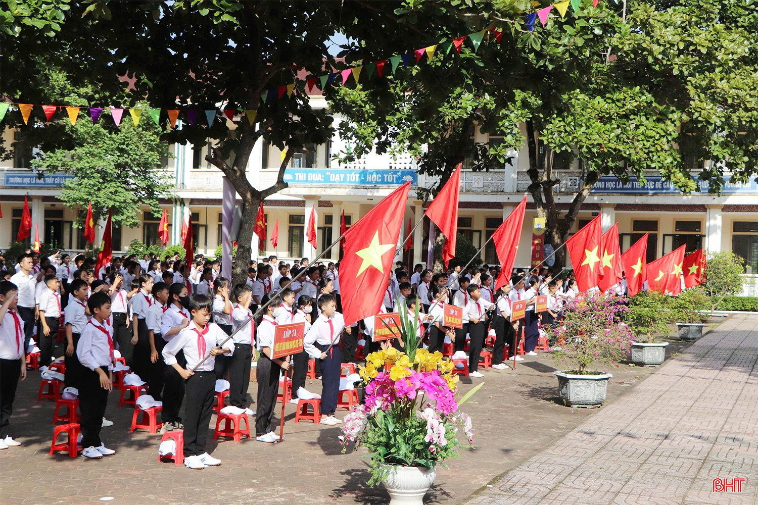 Tiếng trống trường đã điểm - tiếng trống vang lên rộn rã như nhịp đập trái tim, báo hiệu một năm học mới chính thức bắt đầu. bqbht_br_163f77efb6dd3d8364cc-copy.jpg