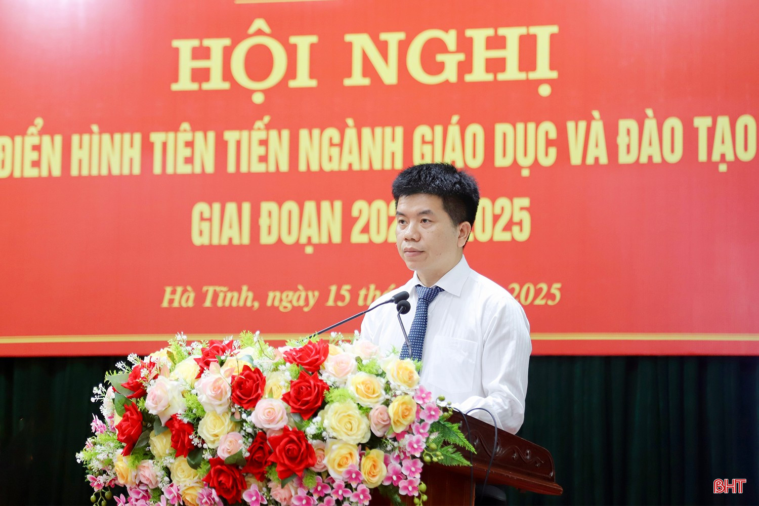 Phó Giám đốc Sở GD&ĐT Hà Tĩnh Nguyễn Hồng Cường báo cáo kết quả thực hiện phong trào thi đua yêu nước và công tác khen thưởng giai đoạn 2020-2025. bqbht_br_img-4200-copy.jpg