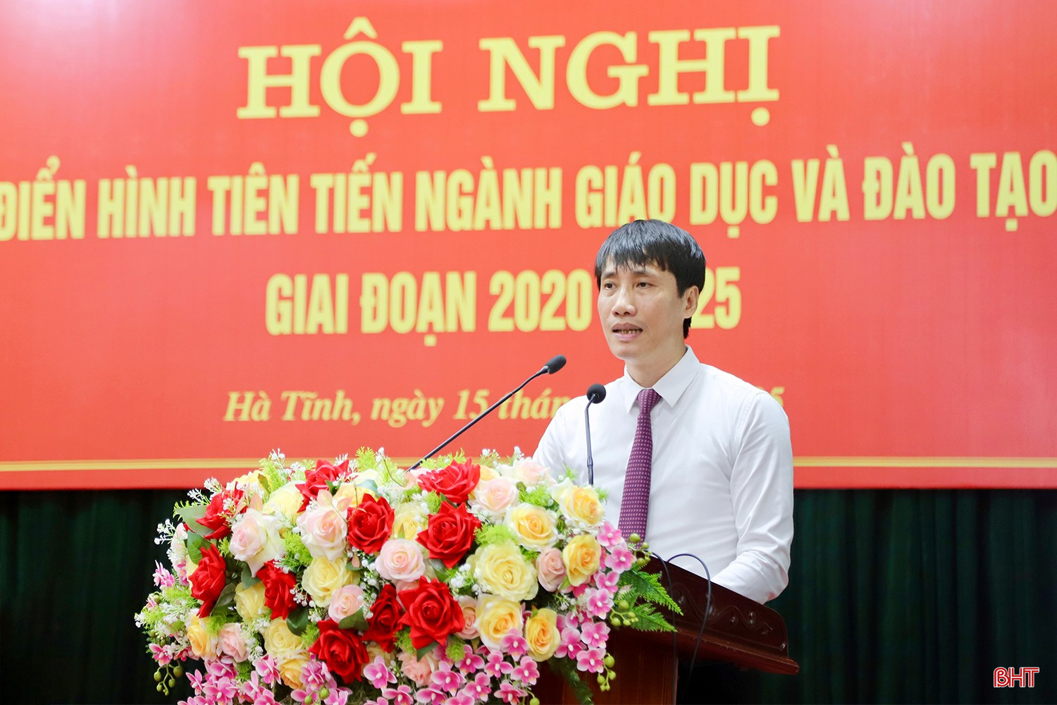 Trưởng phòng Giáo dục phổ thông (Sở GD&ĐT Hà Tĩnh) Đậu Quang Hồng tham luận tại hội nghị. bqbht_br_img-4202-copy.jpg