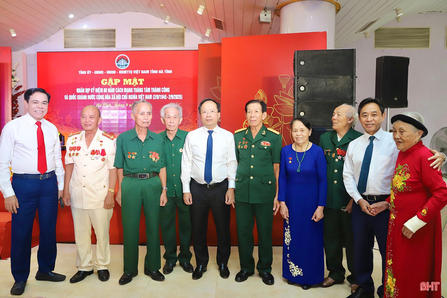 Các đồng chí Thường trực Tỉnh ủy ân cần hỏi thăm, trò chuyện cùng Mẹ Việt Nam anh hùng, Anh hùng lực lượng vũ trang... bqbht_br_img-4009-copy.jpg