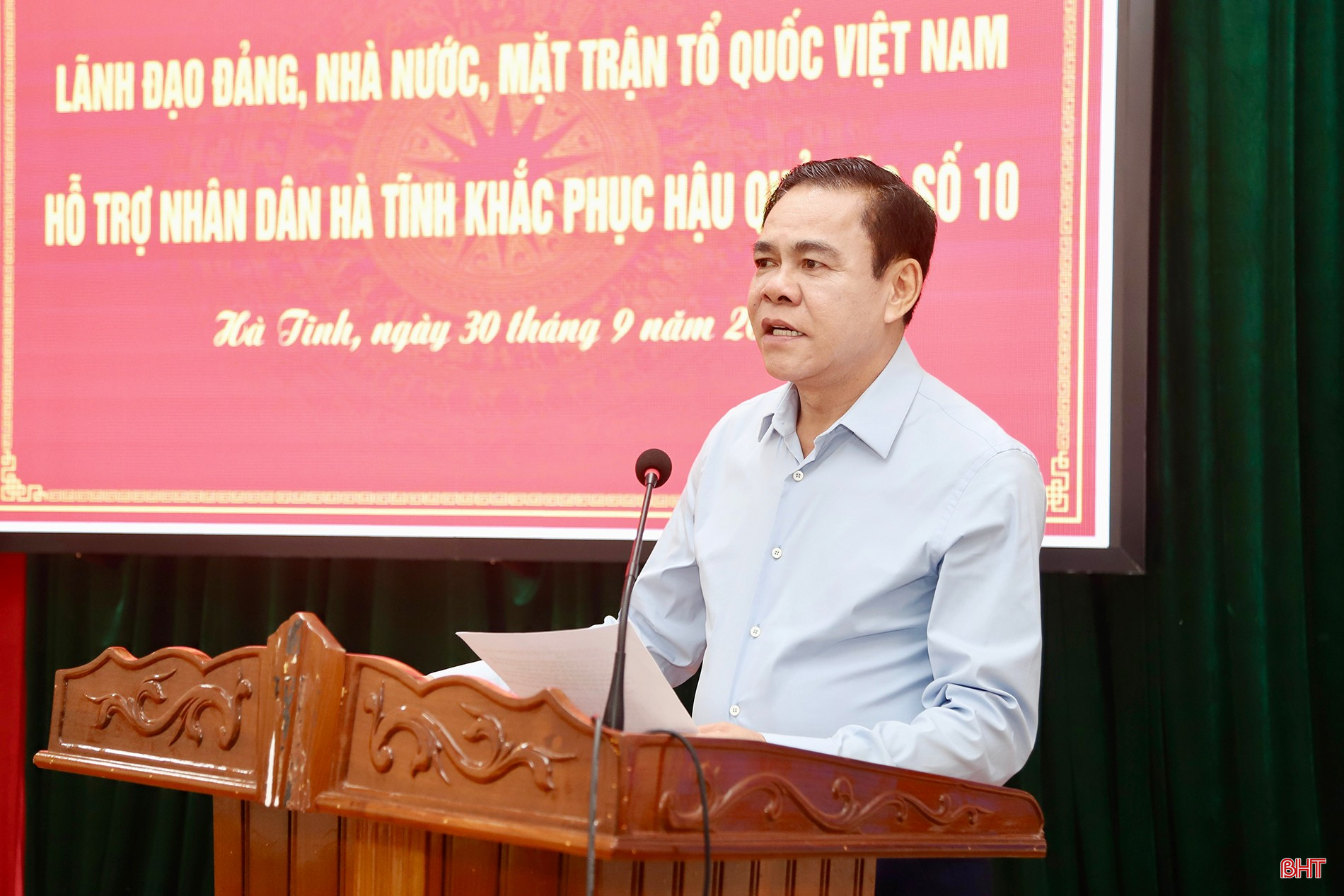 Chủ tịch UBND tỉnh Võ Trọng Hải báo cáo công tác triển khai ứng phó, khắc phục hậu quả bão số 10. Chủ tịch UBND tỉnh Võ Trọng Hải báo cáo công tác triển khai ứng phó, khắc phục hậu quả bão số 10.