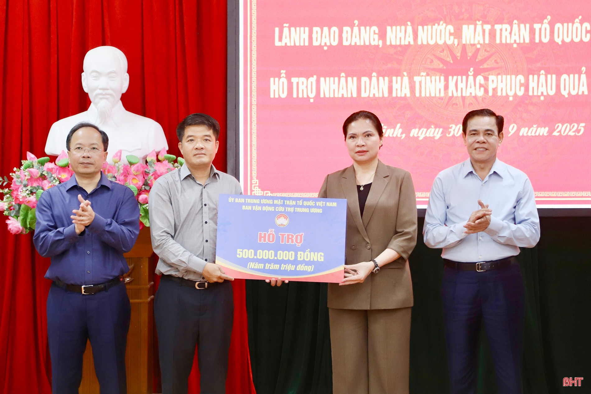 Phó Chủ tịch Uỷ ban Trung ương MTTQ Việt Nam Hà Thị Nga trao 500 triệu đồng của Ban Vận động cứu trợ Trung ương hỗ trợ tỉnh Hà Tĩnh khắc phục hậu quả bão số 10. bqbht_br_img-4634-copy.jpg