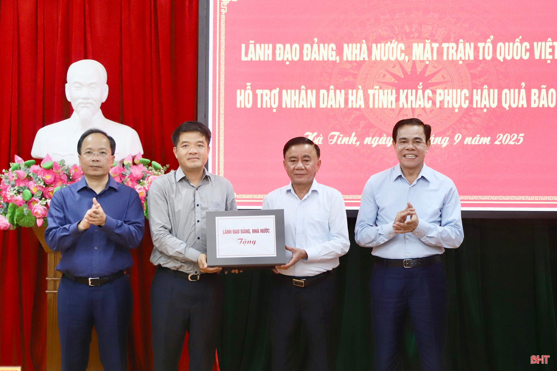 Thường trực Ban Bí thư Trần Cẩm Tú trao nguồn hỗ trợ của lãnh đạo Đảng, Nhà nước cho tỉnh Hà Tĩnh để khắc phục hậu quả bão số 10. bqbht_br_img-4630-copy.jpg