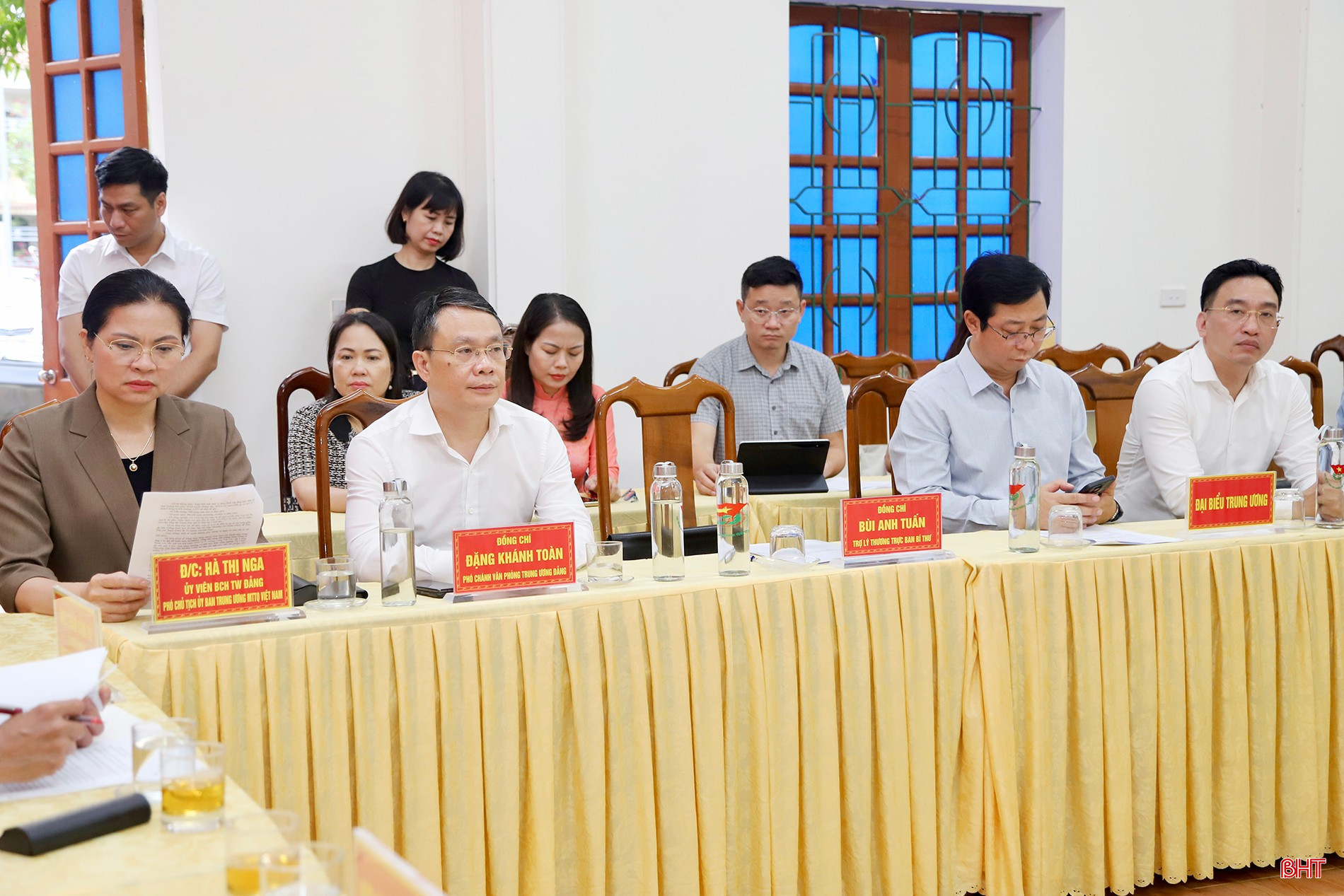 Phó Chủ tịch Uỷ ban Trung ương MTTQ Việt Nam Hà Thị Nga và các đại biểu tại buổi làm việc. bqbht_br_img-4576-copy.jpg